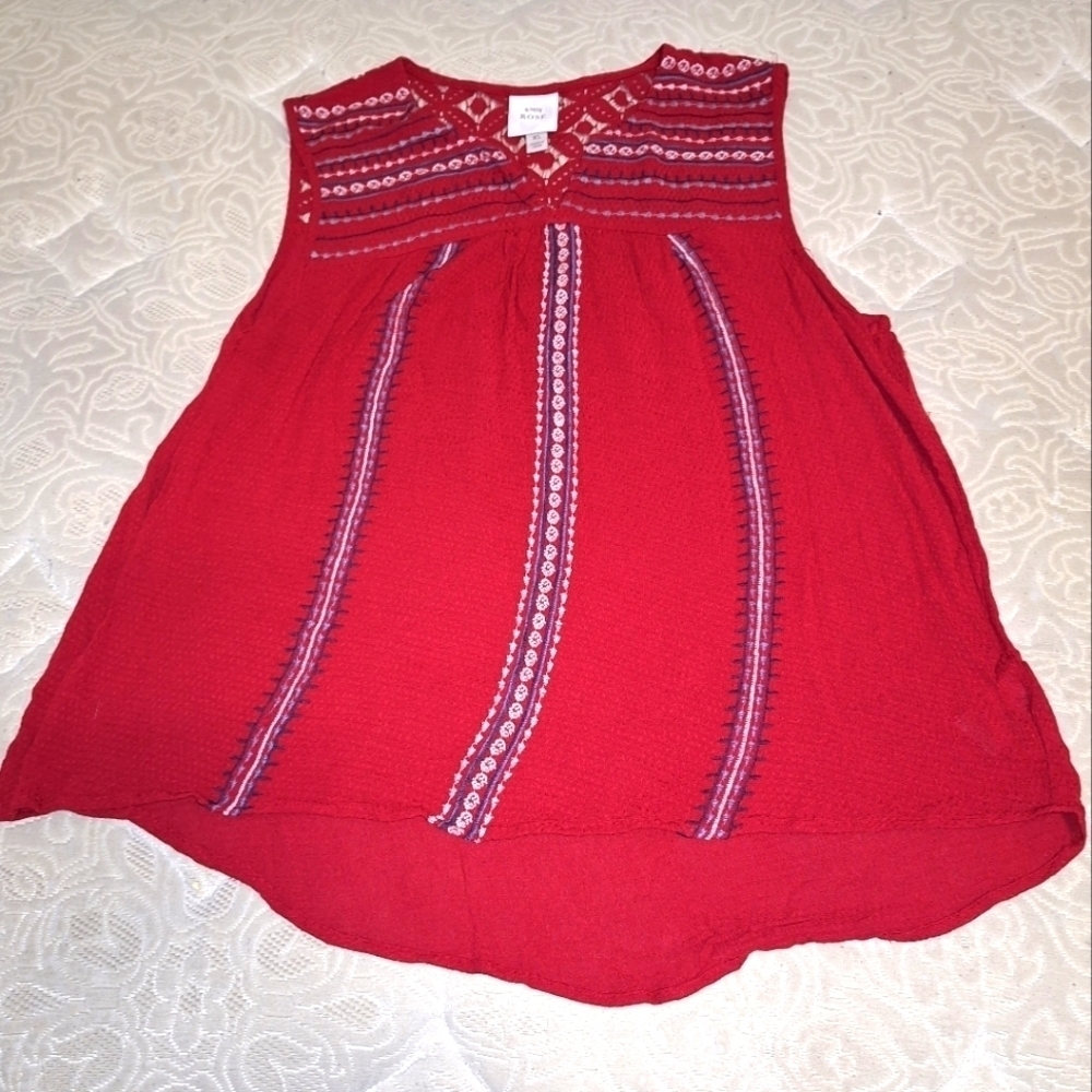 Knox Rose sleeveless tunic top with lacy neck and colorful stitching in an XL